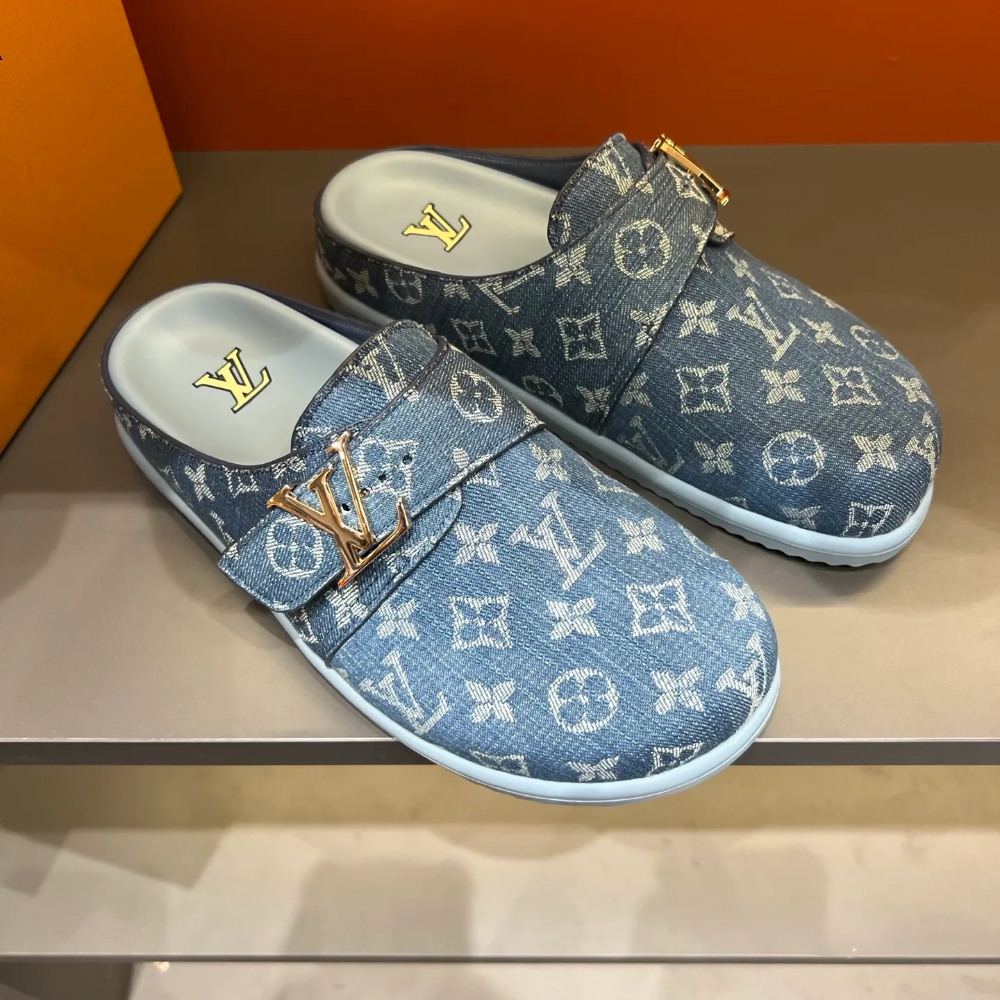 P320, 38-45, LV Easy 2025 new men's casual sandals, made of suede cow leather, with Monogram pattern to highlight the trendy style. Adjustable straps illuminated with LV letters, while a resilient insole and micro outsole provide lightweight comfort. Made of suede cow leather with embossed Monogram pattern and brand element metal hardware✅Adjustable straps➕Tough insole‼ ️Micro outsole. Comfortable and easy to wear‼ ️